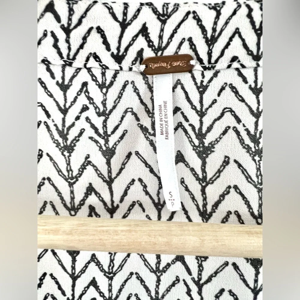 Free People Printed Stars Aligned Wide Bell Sleeve Boxy Crop Blouse Size Small - Picture 7 of 9